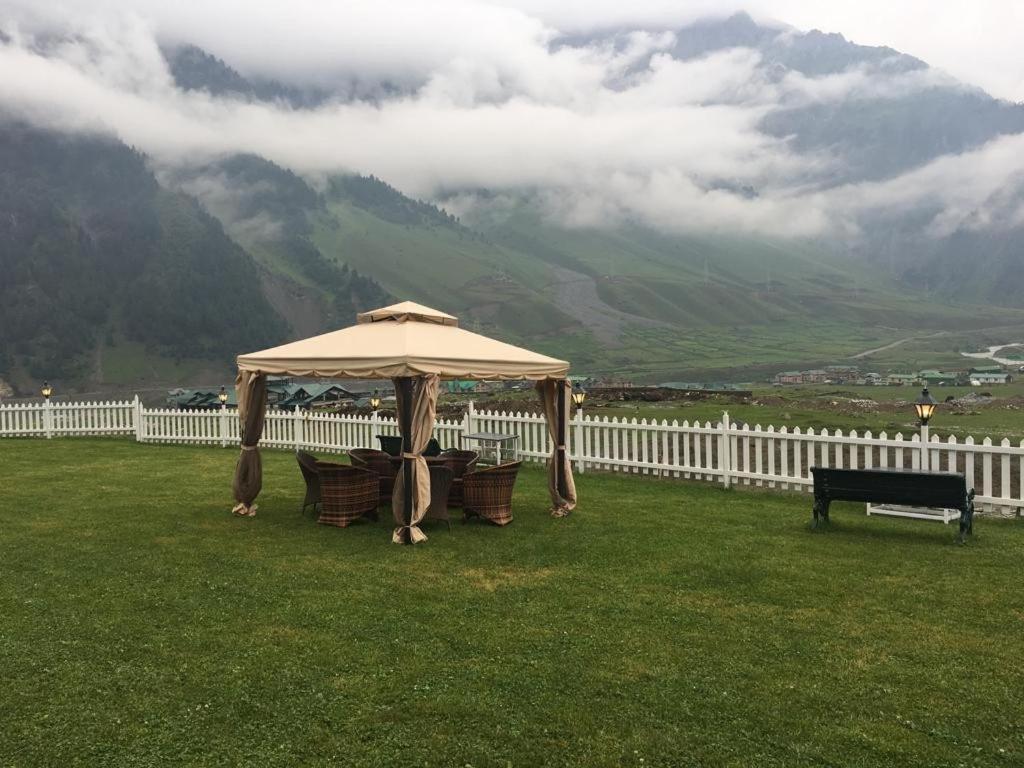 Hotel Golden Heritage Pahalgām Dış mekan fotoğraf